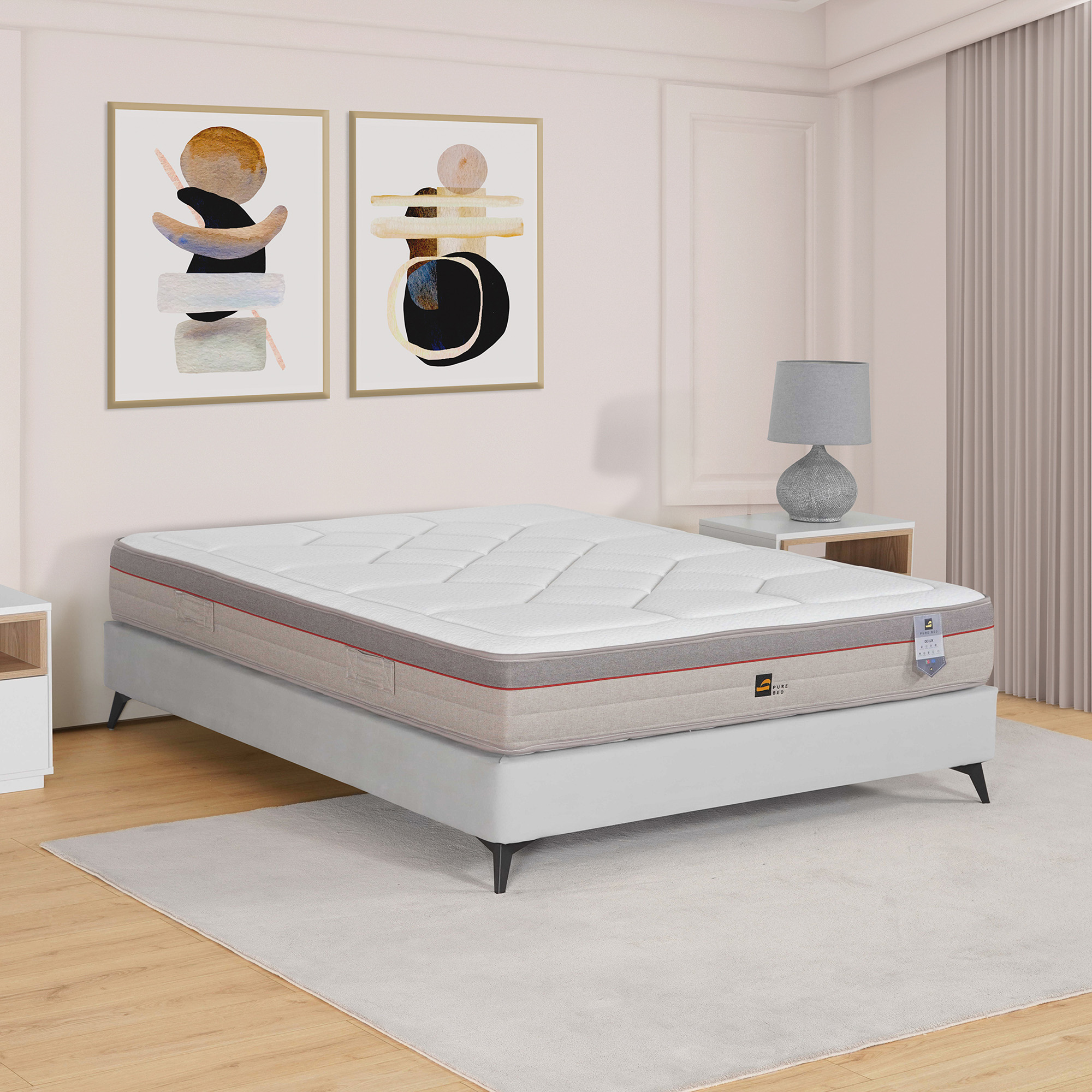 Pure Bed DE LUX – ambientna produktna fotografija Vzmetnica Pure Bed DE LUX v svetli spalnici – ambientna fotografija.